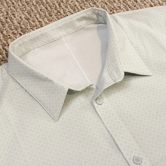 LIKE NEW Lululemon Men’s Airing Easy Short Sleeve Button Down Shirt - Picture 3 of 7